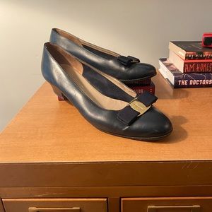 Vintage Ferragamo classic pumps